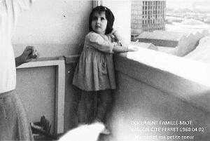 Oran- SDV- 7066- 1960 04 02 EDWIGE  ET MAMAN SUR LE COTE DANS NOTRE BALCON -